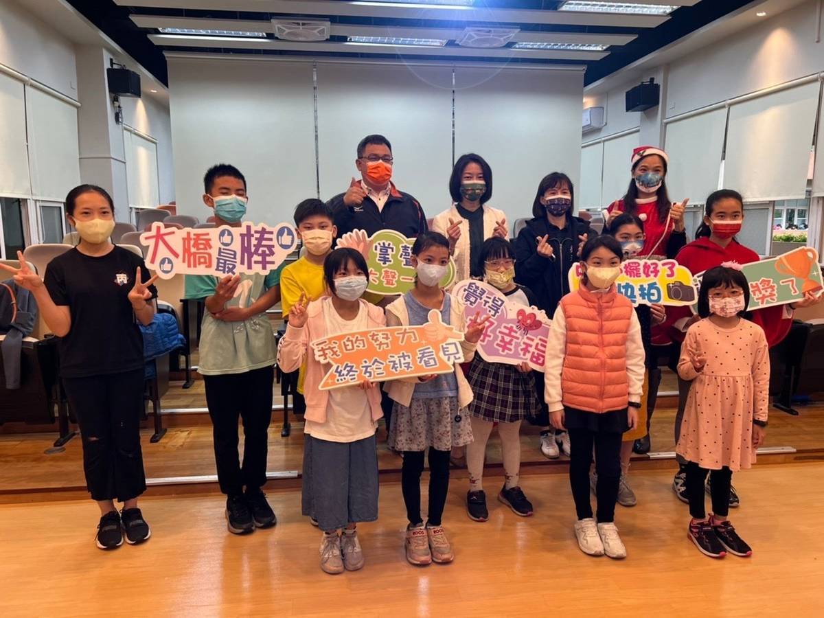 大橋國小表揚每班寫得特別認真的同學，勉勵學生能成為更知感恩的自己