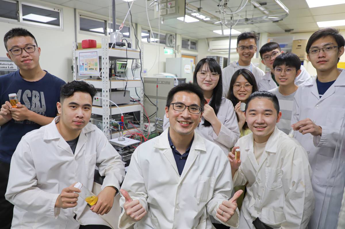 臺科大化工系副教授江偉宏帶領團隊透過微電漿技術，結合奈米、量子材料的應用和開發，具高度學理創新性的研究成果