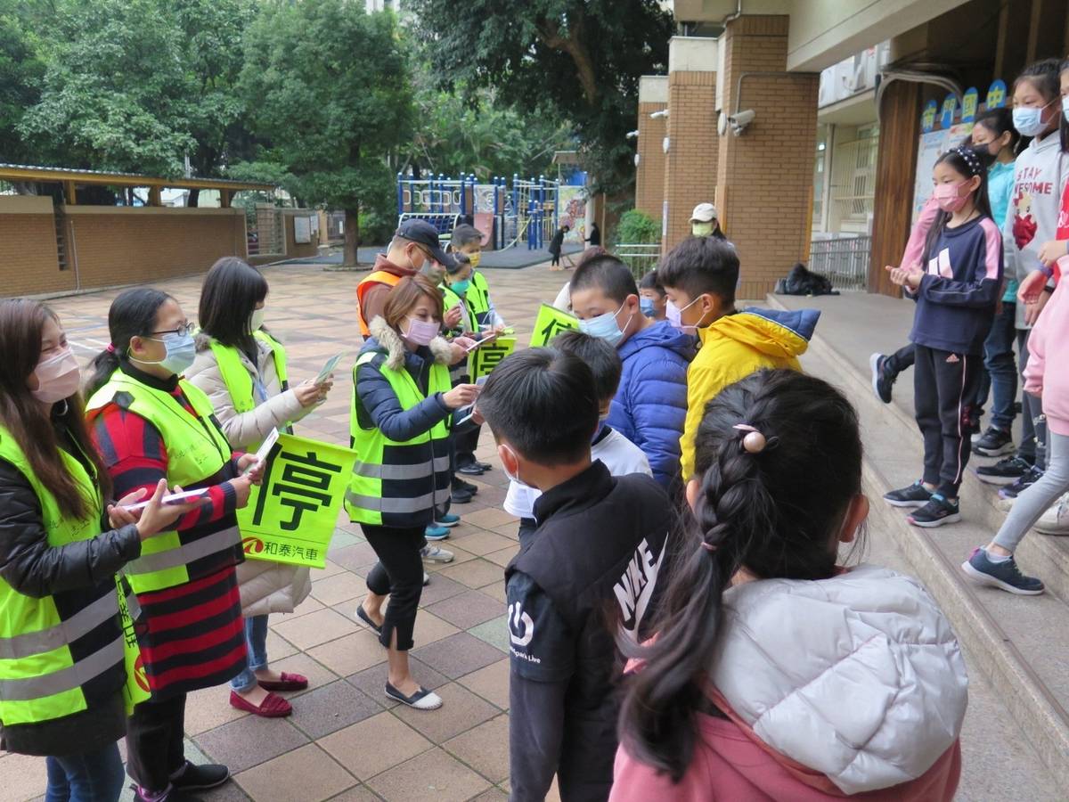 同學們送上感恩小卡給辛苦的導護志工