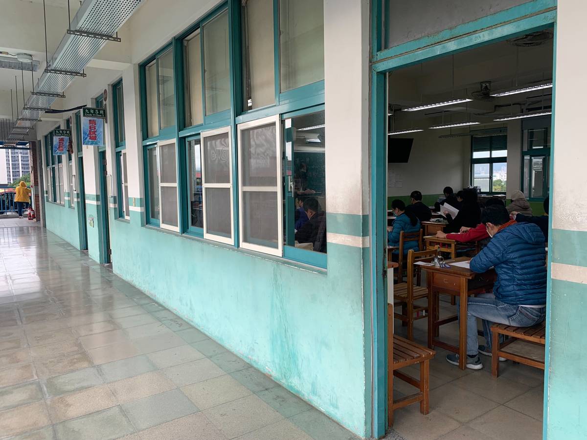 新北市111年度國民中小學候用校長甄選第一階段筆試於板橋國中登場，到考率約94.4% (新北市教育局提供)