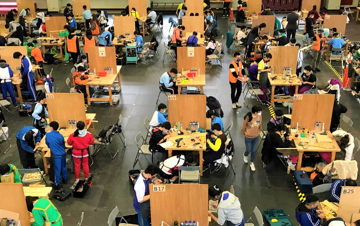 競賽以防疫大作戰2.0為考題(圖為現場同學比賽現況)