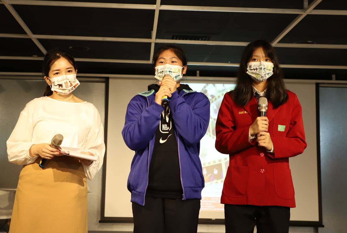 永平高中宗欣樺(中)感謝一路相助貴人，影片製作的莊敬工家吳婷暄表示佩服得獎學生