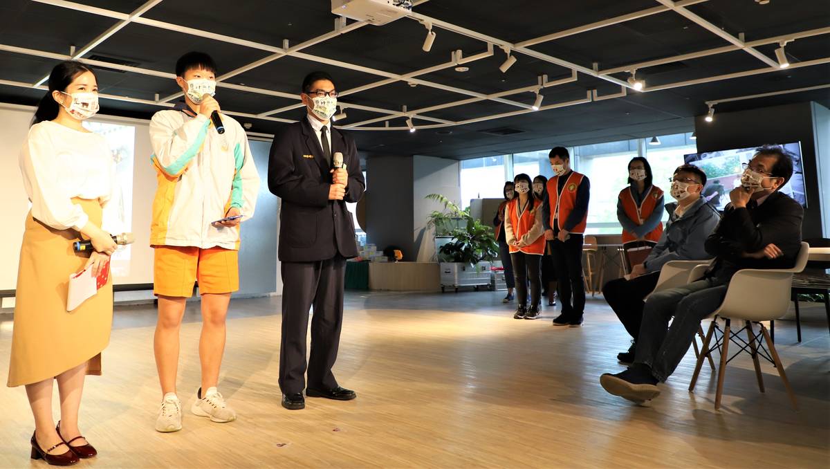 育林國中林芯彤(左2)感謝圓夢基金幫助，莊敬工家趙漢鈞(左3)分享參與影片製作收穫滿滿