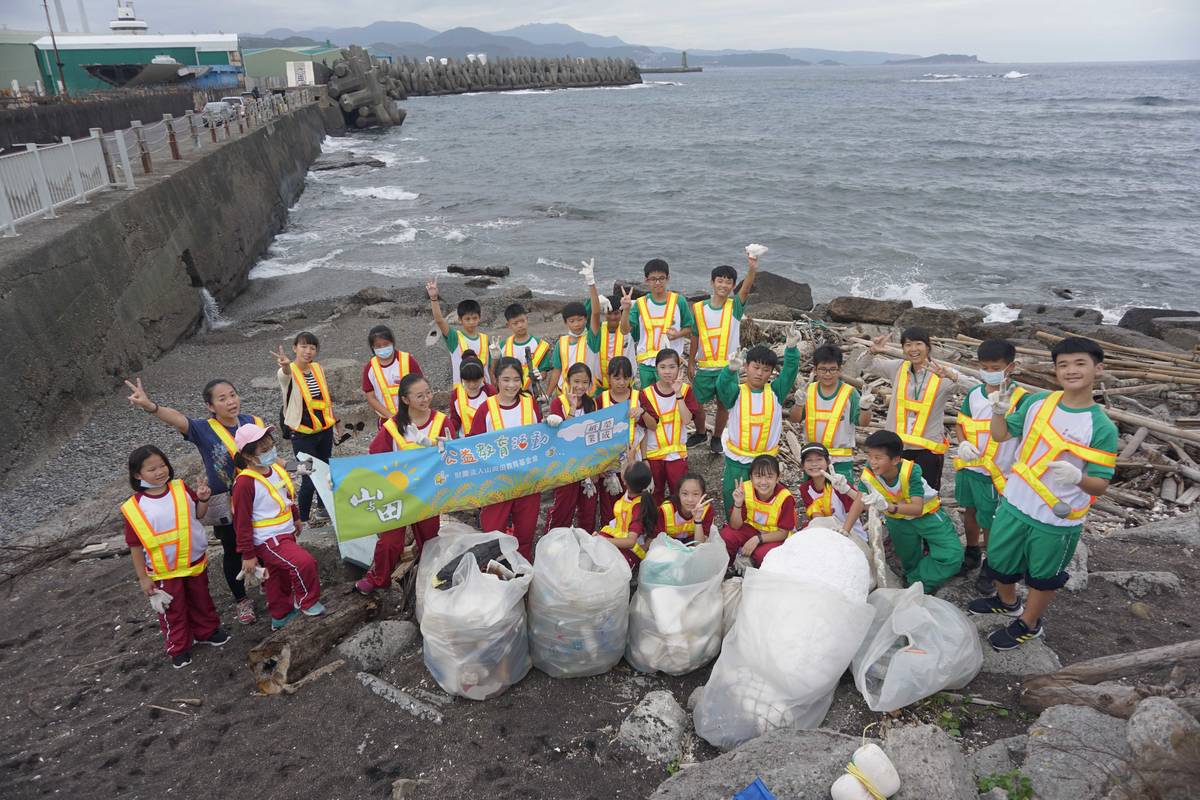 三芝國中至和平島公園進行守護海洋母親計畫