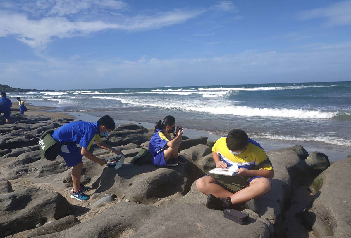 石門國中學生進行海岸地形踏查課程