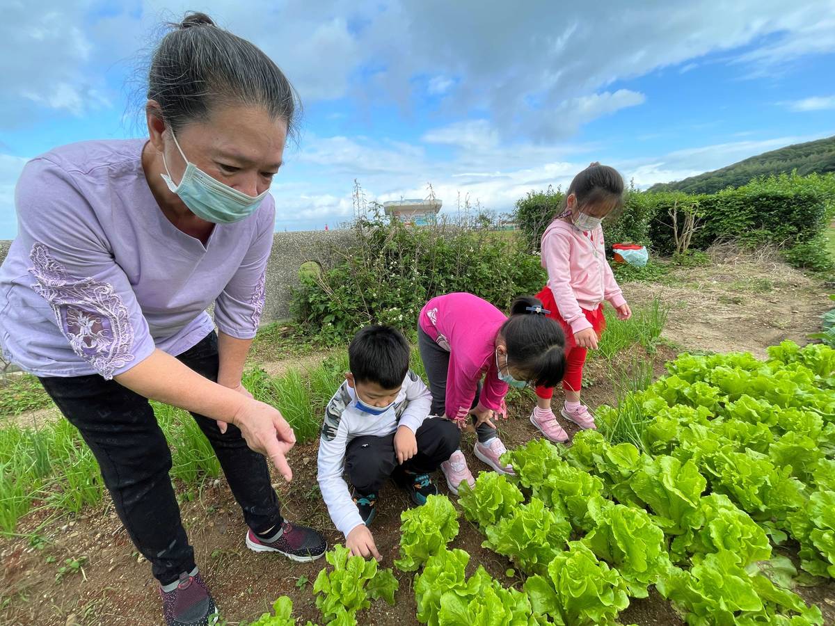 石門國小附設幼兒園廚工黃秀美在幼兒園已經服務20幾年，常提供當季新鮮在地特色美食不辭辛勞。