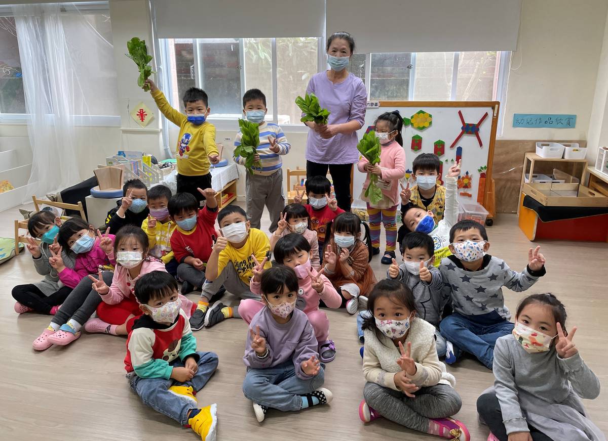 石門附幼廚工黃秀美(後中)用心照顧孩子們的餐食健康，榮獲新北市110年度績優教保服務人員