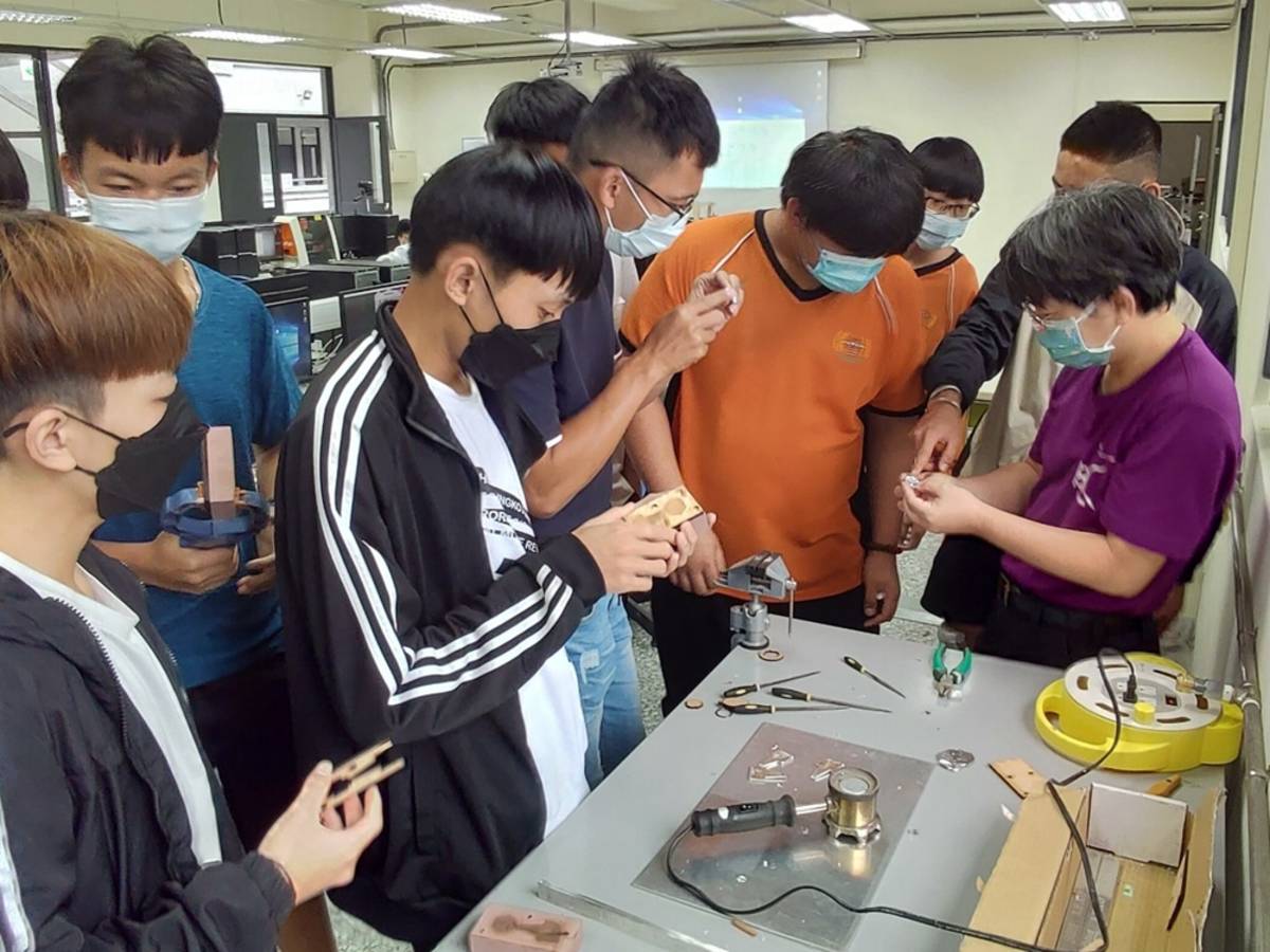 學生製作錫鑄皮革鑰匙牌