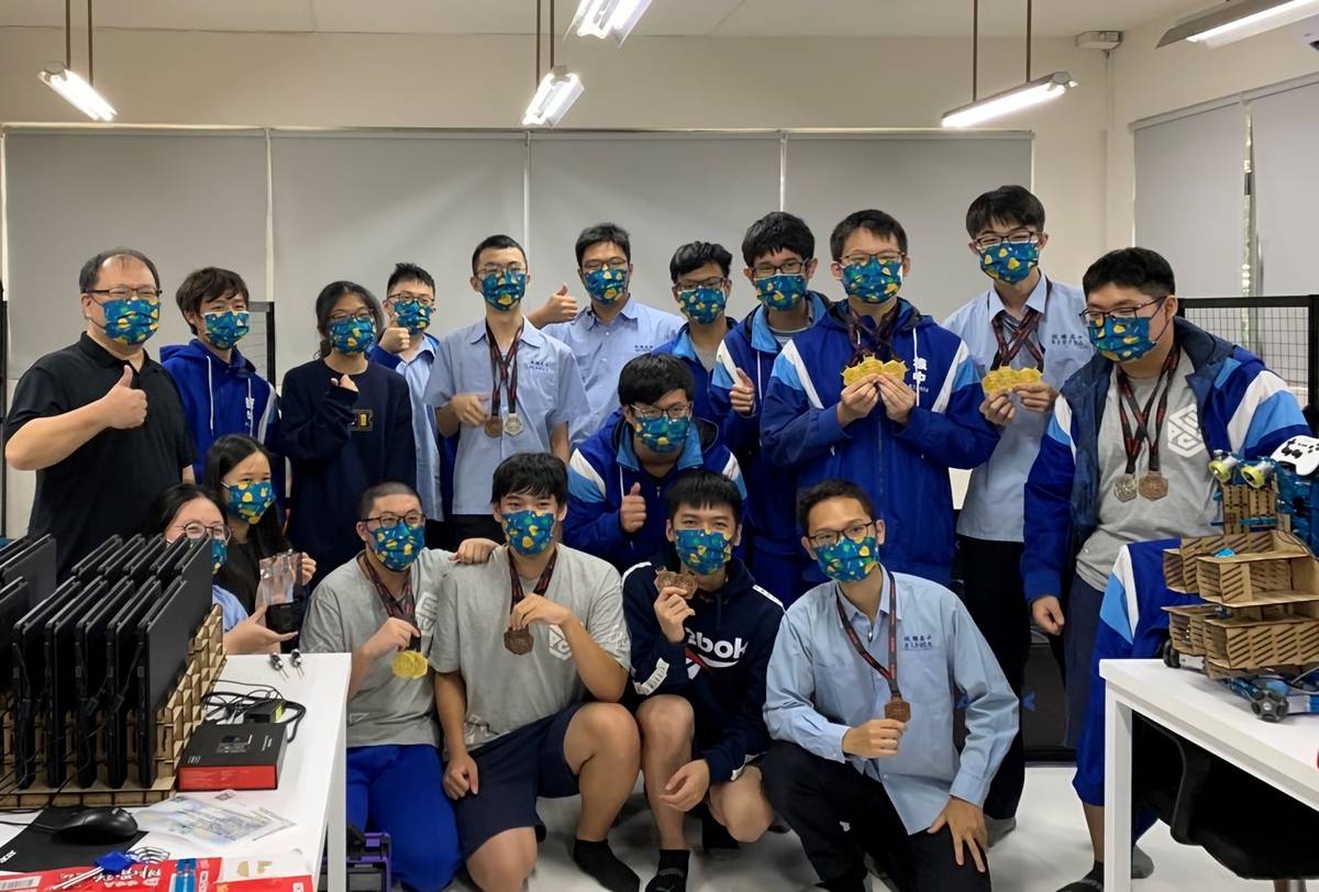 板高MAKEX機器人5隊比賽學生