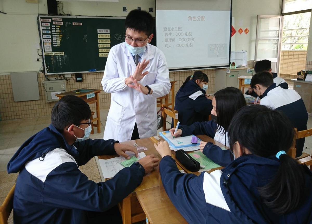 淡水商工邱志鴻老師獲教育部生命教育績優人員，圖為防疫融入課程教學