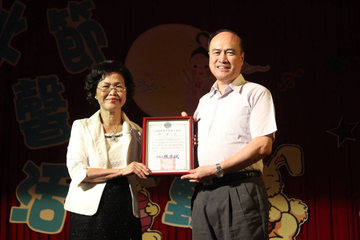 張林秀琴帶團至臺中監獄義演，典獄長張秉誠致贈感謝狀