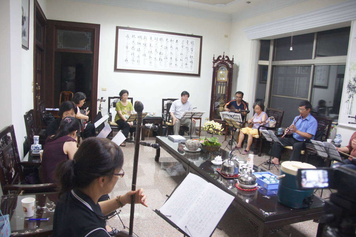 張林秀琴邀請南管名家王建靜（中座者）辦理傳統音樂研習