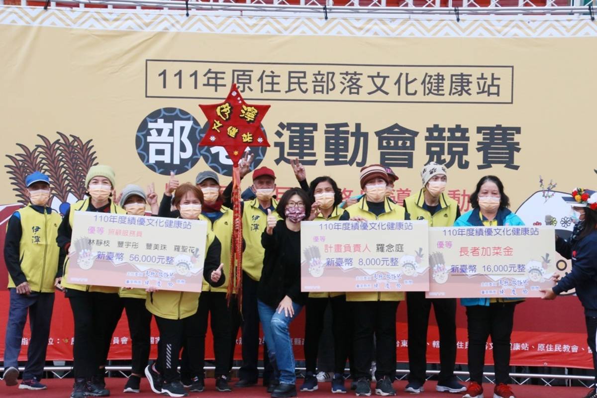 為鼓勵各文健站持續精進，特別藉由運動會表揚24個績優文健站，頒發總金額百萬獎金。