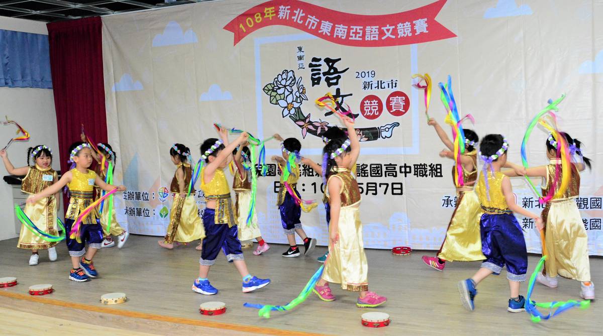 幼兒園歌謠組參賽隊伍賣力表演