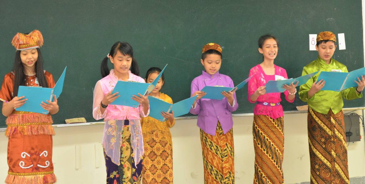 國中生參加印尼語團體朗讀賽
