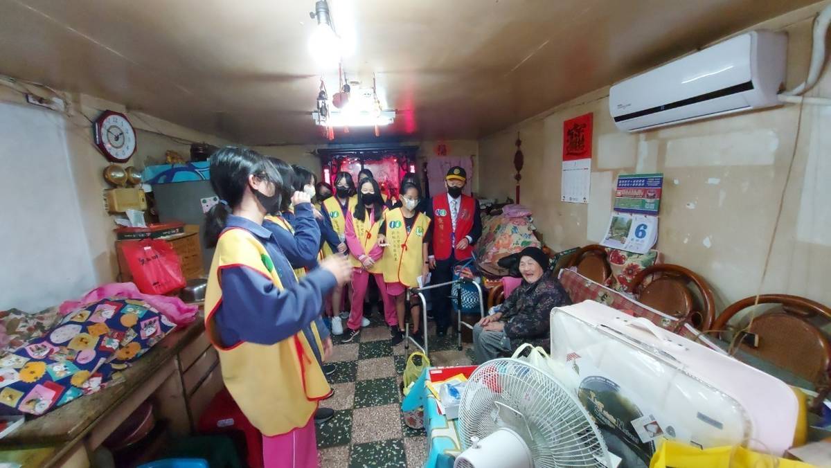 李奶奶開心地看著同學們載歌載舞