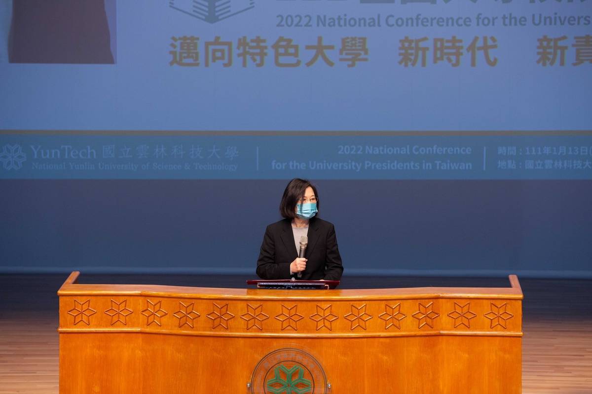 在111年全國大專校院校長會議，總統蔡英文勉校長與政府共同守住校園防疫防線