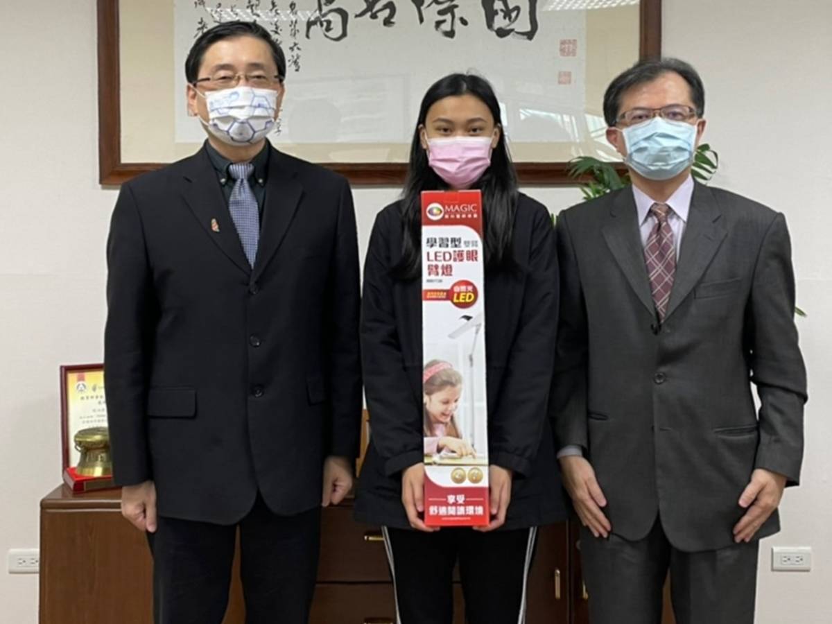 趙校長(左一)歡迎陳姵葳(中)進入東華大學