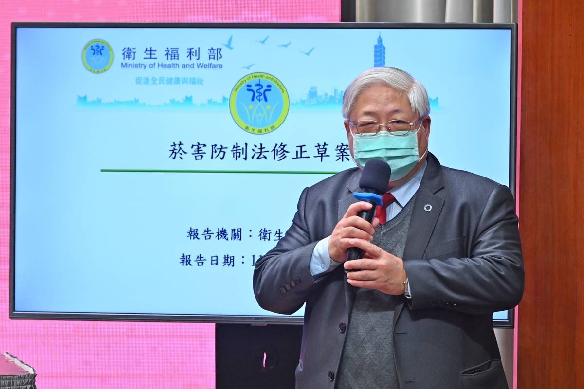 國健署署長吳昭軍說明「菸害防制法」(行政院提供)