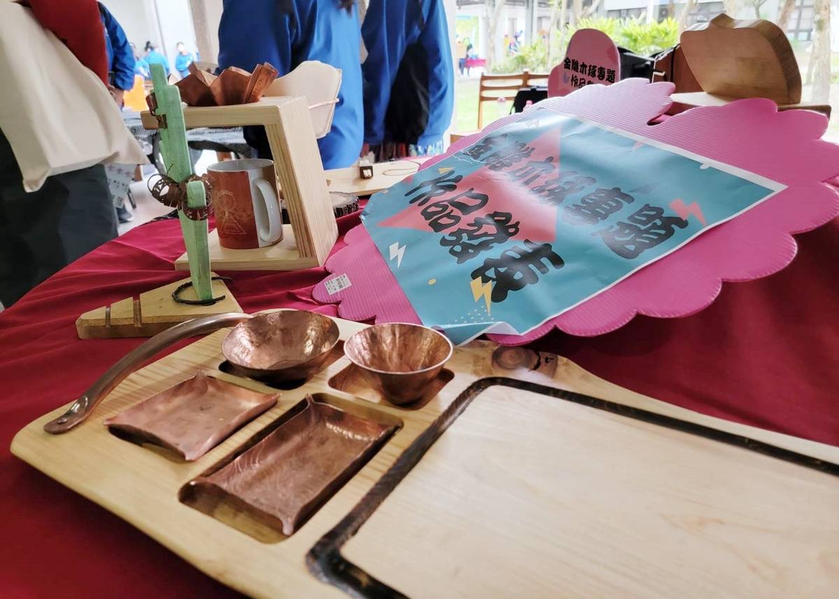 初鹿夢想家實驗國中辦理「金雕木琢」創業社團，結合金工與木工2項工藝技術，製作出一件件精美的飾品、餐具。