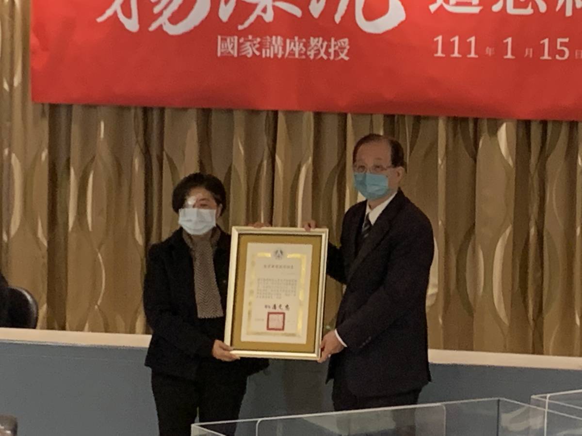 教育部前部長吳清基（右）代表頒發教育部專業獎章表揚教育部第一位終身國家講座教授、臺師大教育系名譽教授楊深坑，由楊老師遺孀王秋絨夫人代表接受 