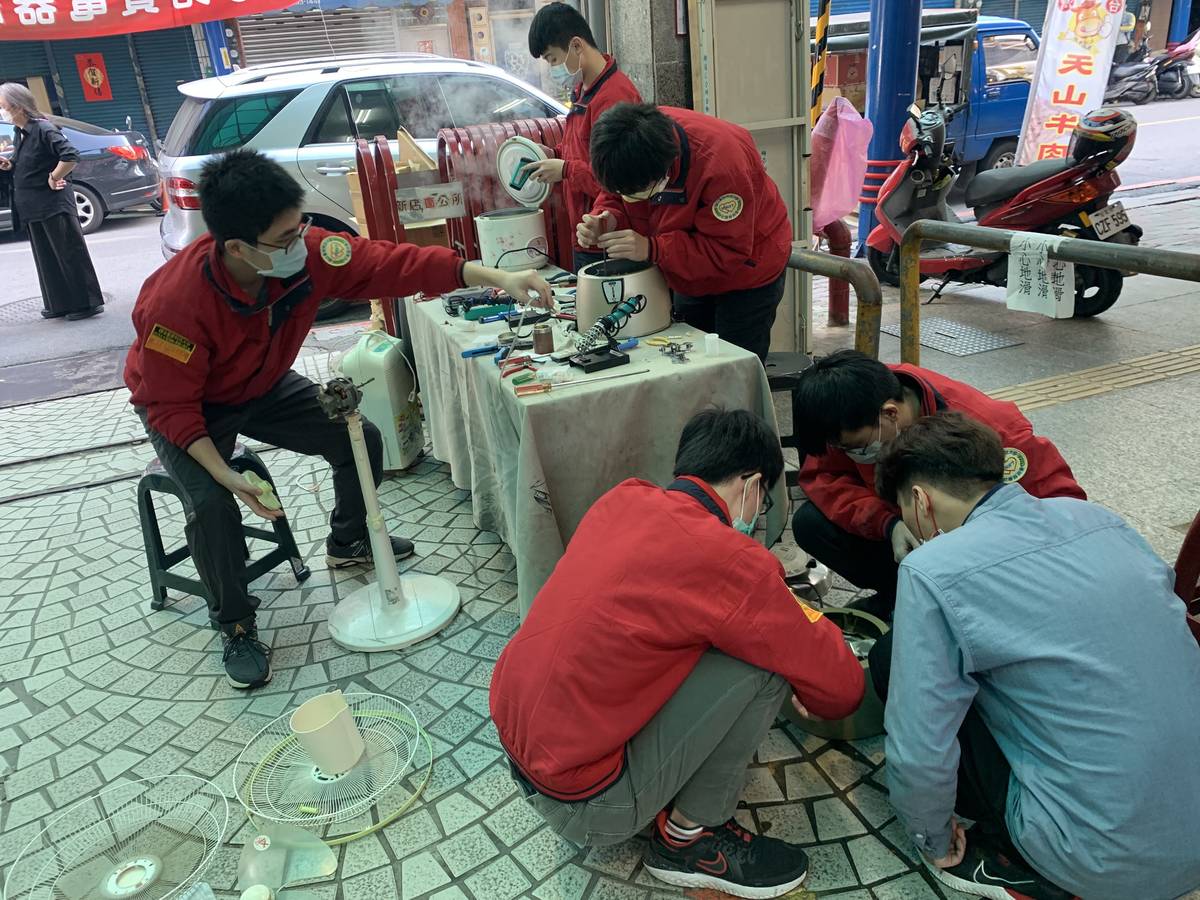 臺科大社會服務團的同學們進行電器維修