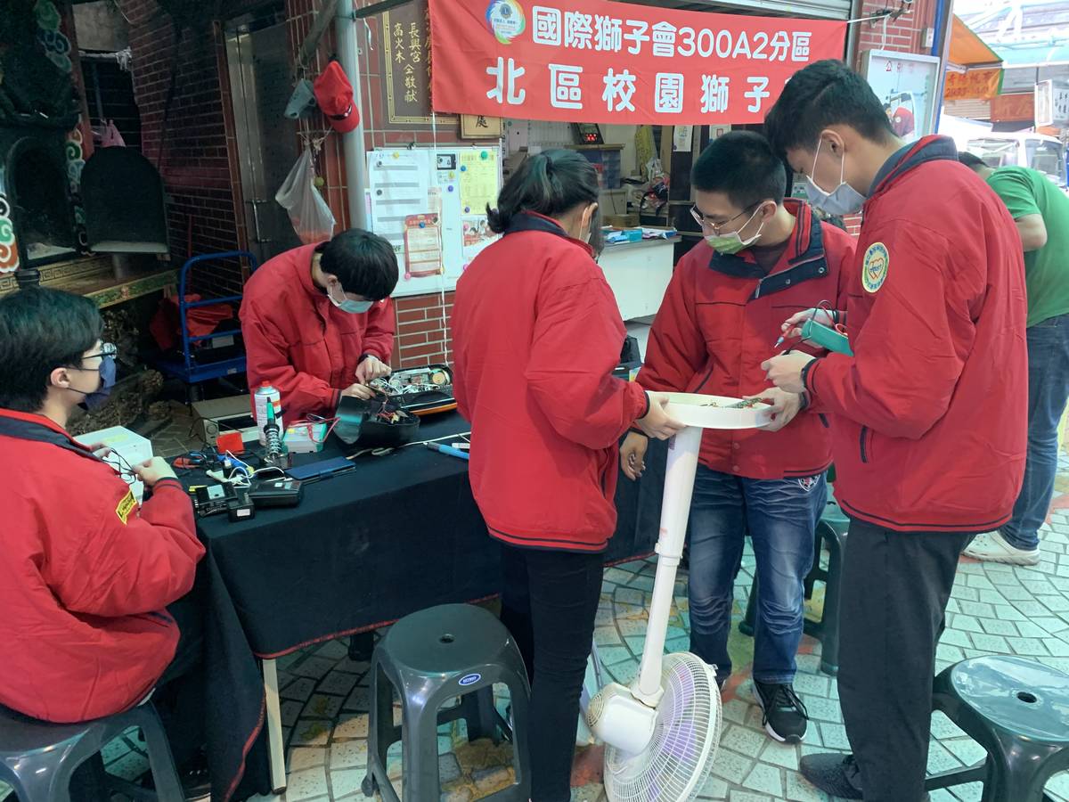 臺科大社會服務團的同學們進行電器維修