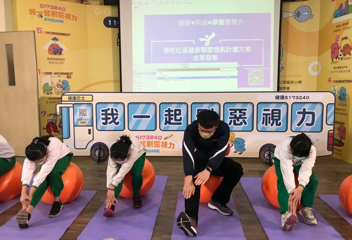 抗力球運動訓練核心肌群，孩子抬頭挺胸保持中立位置、有良好用眼距離