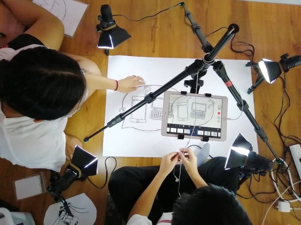 動畫短片「斷線」，使用簡筆造型以及不複雜的畫面結構作為整體風格，劇情散發兒童的純真質樸。
