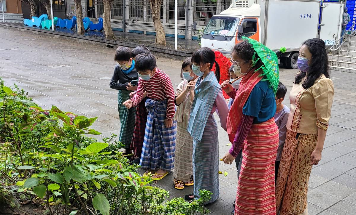 秀朗國小學生入境隨俗-穿「緬」服做客去
