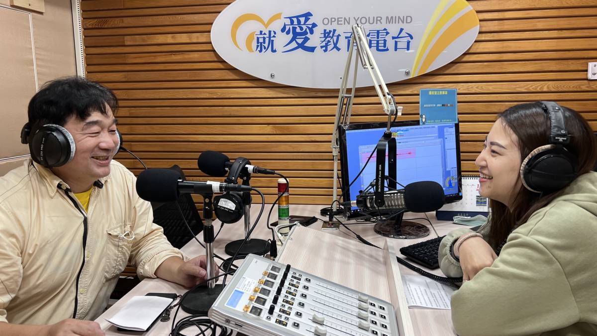 東專 餐旅管理科 洪維澤 老師 (左)