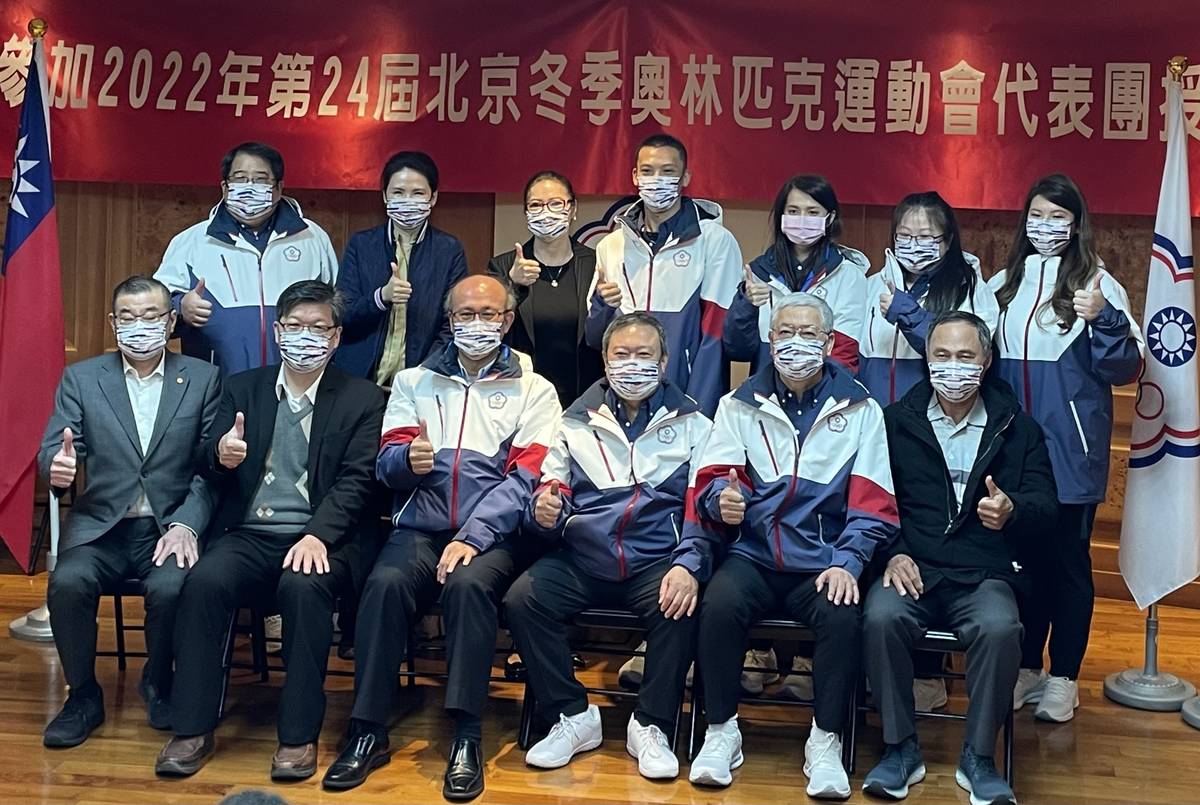 2022北京冬奧我國代表團與教育部次長林騰蛟、中華代表團團長林鴻道及貴賓合影。