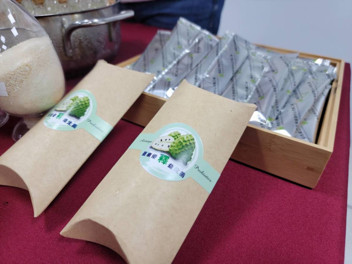 臺東大學食品生物技術應用在職學位學程、臺東專科學校家政科與臺東各大飯店及糕點食品業者合作，將鳳梨釋迦果粉實際應用於各項產品開發。