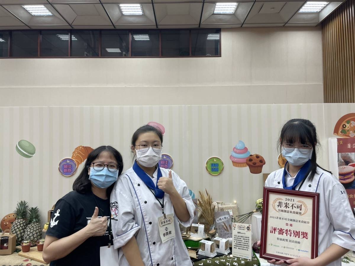 蘇澳海事水產食品科學生許芝綺、蕭錚兩人，以蛋糕捲「純粹」獲得評審特別獎。(蘇澳海事提供)
