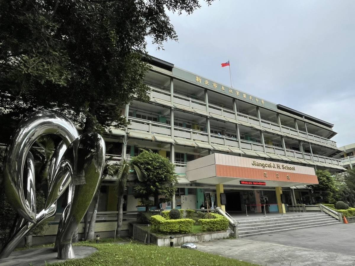 3.從校園金屬雕塑看新樓名視角.jpg