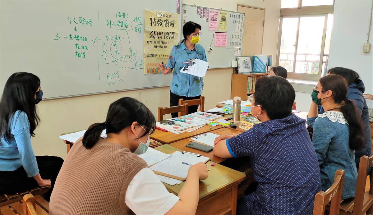 2.專家學者帶領議課共學，將課程調整理念融入實際運作.jpg