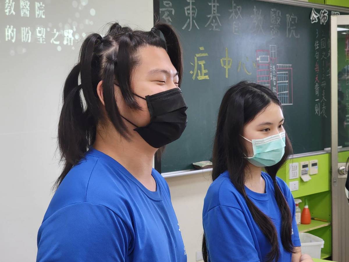 臺東縣育仁中學「那個留長髮的班級」不分男女響應蓄髮，在捐髮儀式中分享心路歷程。