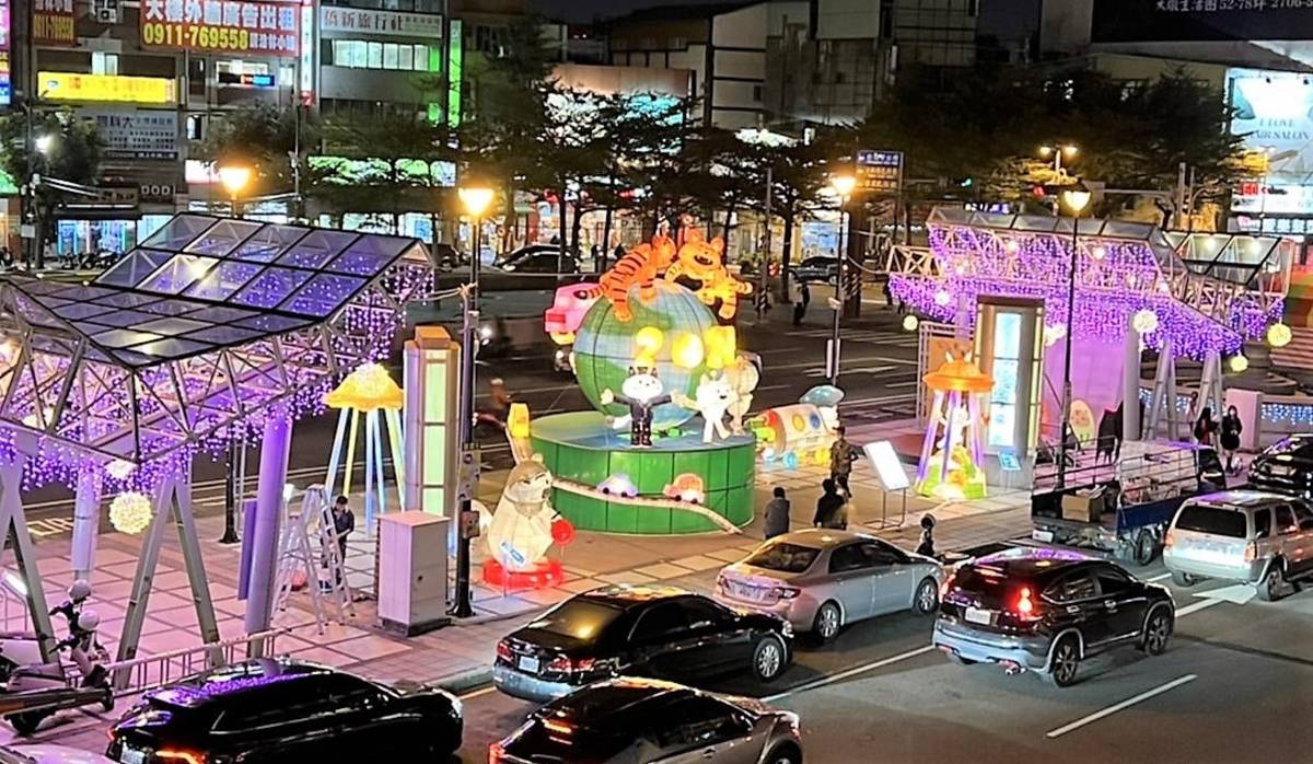 彰化火車站前的「彰化300 古城慶典之都」系列活動主燈（圖片來源：彰化市公所提供）