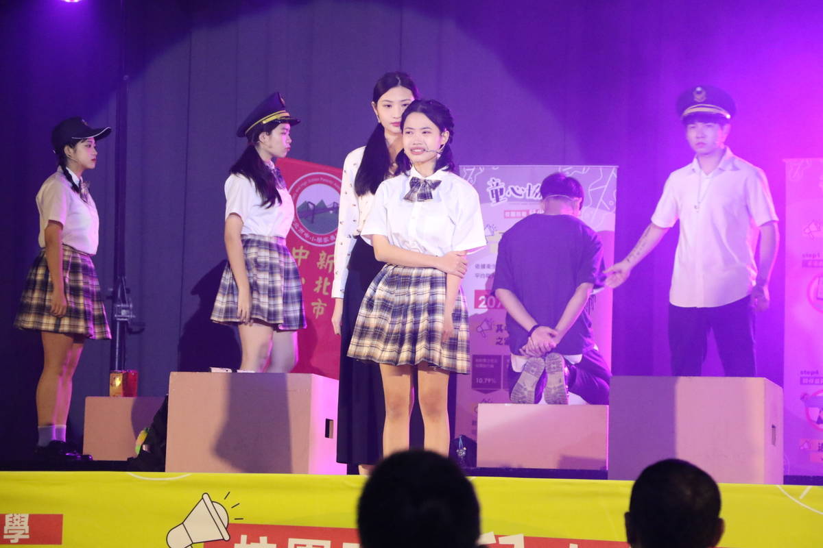 莊敬高職表演藝術科的學生演出「噓！不要告訴別人」劇中小可最後在老師、社工、警察的協助下將攝影師扭送法辦小可終於走出陰霾