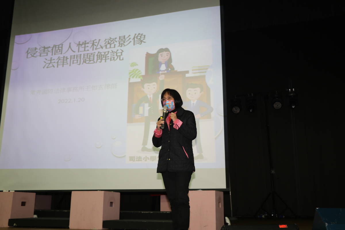 長期關注兒少權益和家暴防治的知名律師王如玄從法律層面教導學生保護自己
