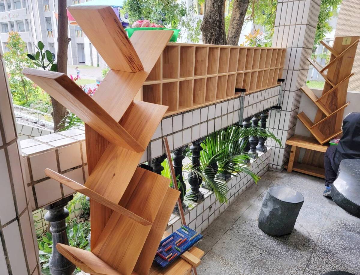 臺東縣豐榮國小舉辦社團園遊會，其中木工社學生義賣手作大型家具，希望籌措費用，幫助家庭遭逢變故的同學。