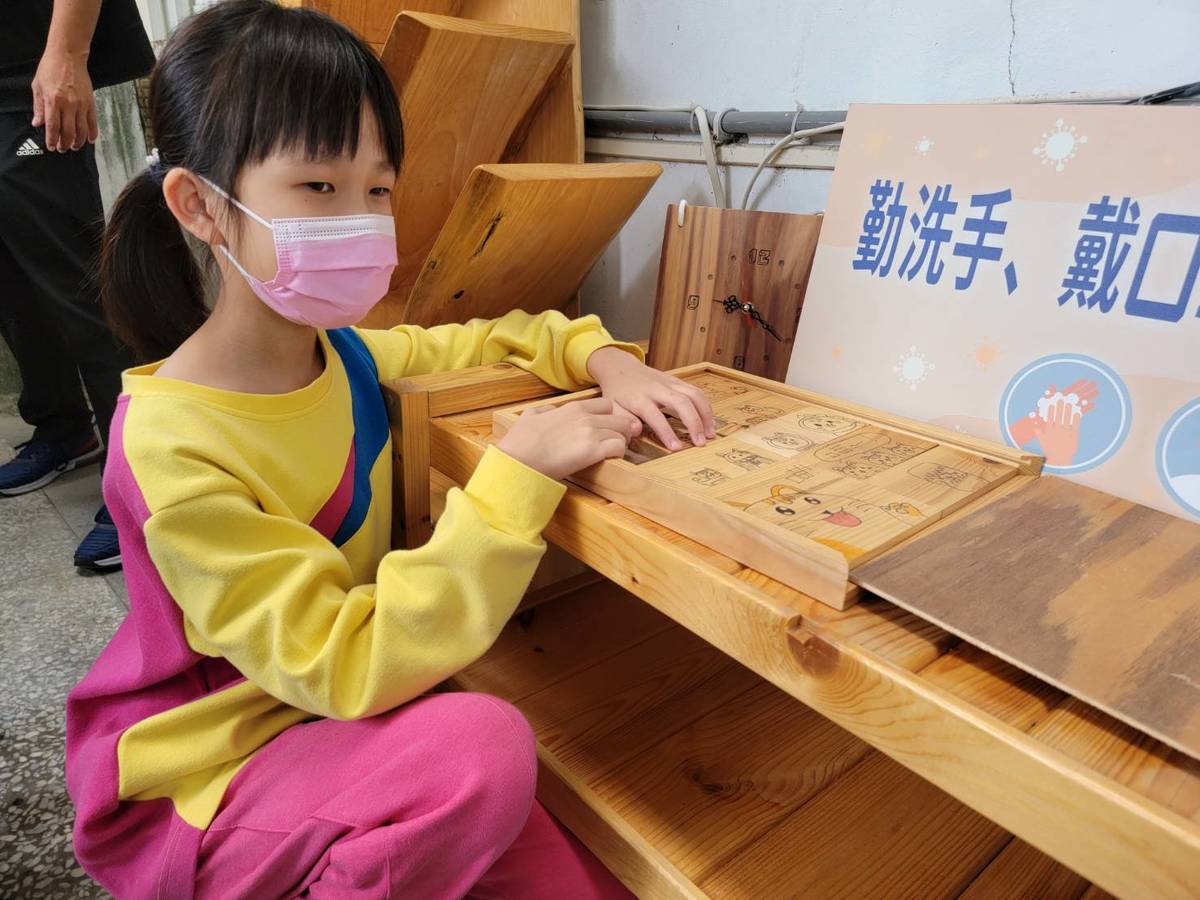 豐榮國小木工社成立2年多，學生已經能夠做出彈珠臺、拼圖積木等各種童玩。