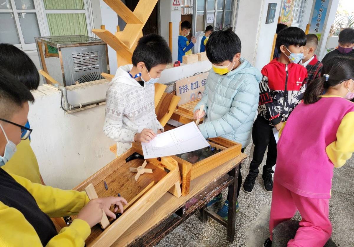 豐榮國小木工社成立2年多，學生已經能夠做出彈珠臺、拼圖積木等各種童玩。