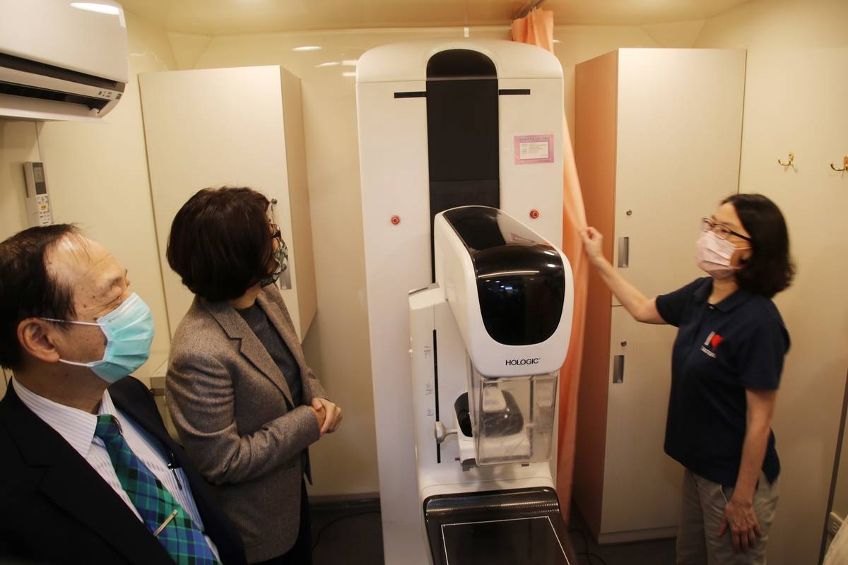 全新的巡迴車不僅空間更加明亮舒適，更配備了醫學中心同等級的數位乳房攝影儀器。