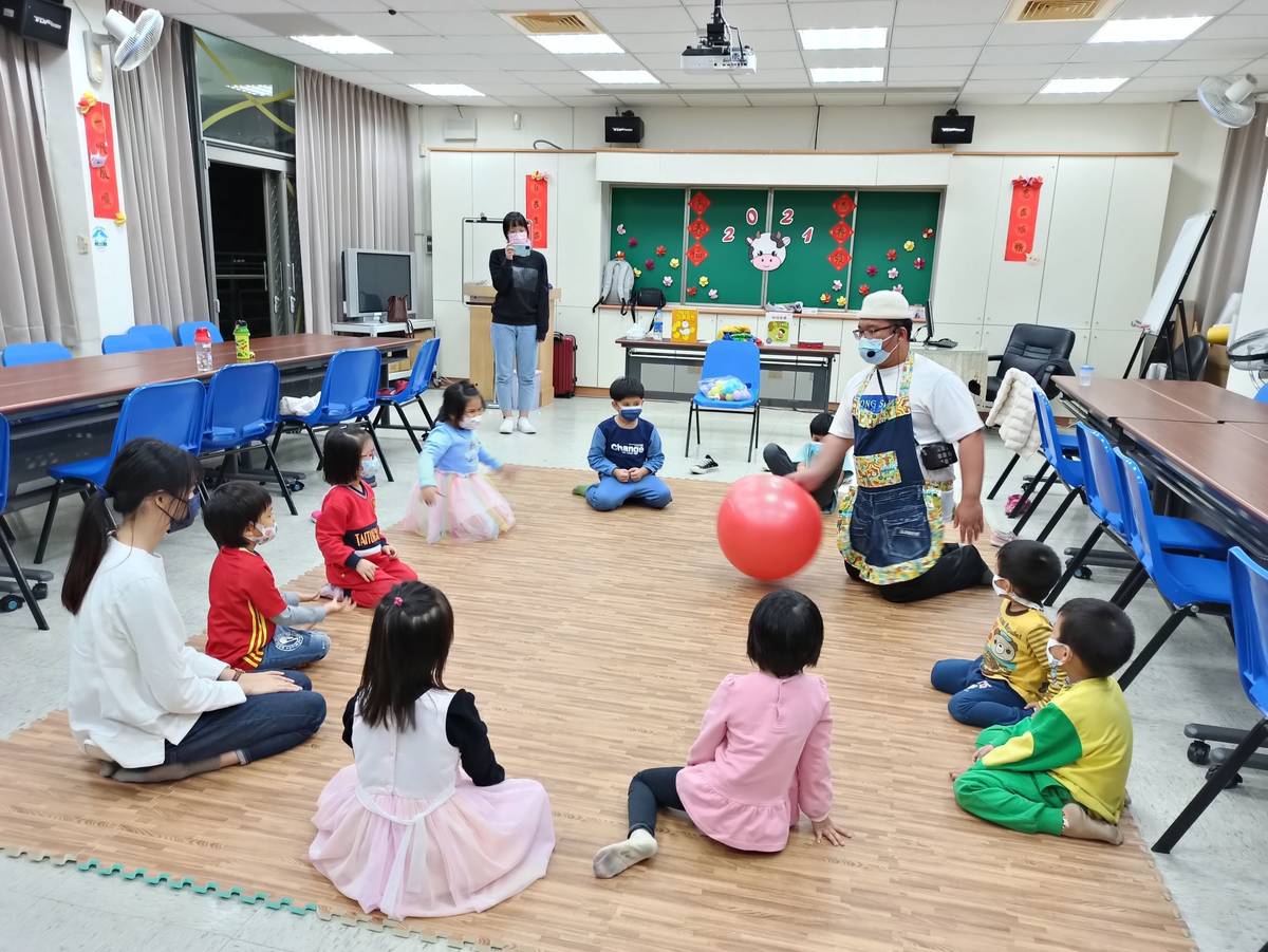 臺東縣家庭教育中心辦理親職教育活動，雙開的家長講座和親子共學課程，讓親子分開充電學習，又能在玩樂中增強正向關係。