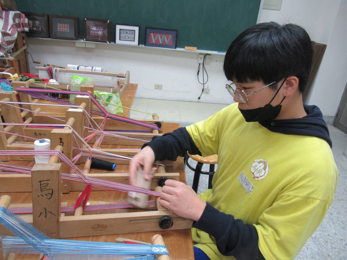 九年級歐尤伊凡同學示範泰雅織布
