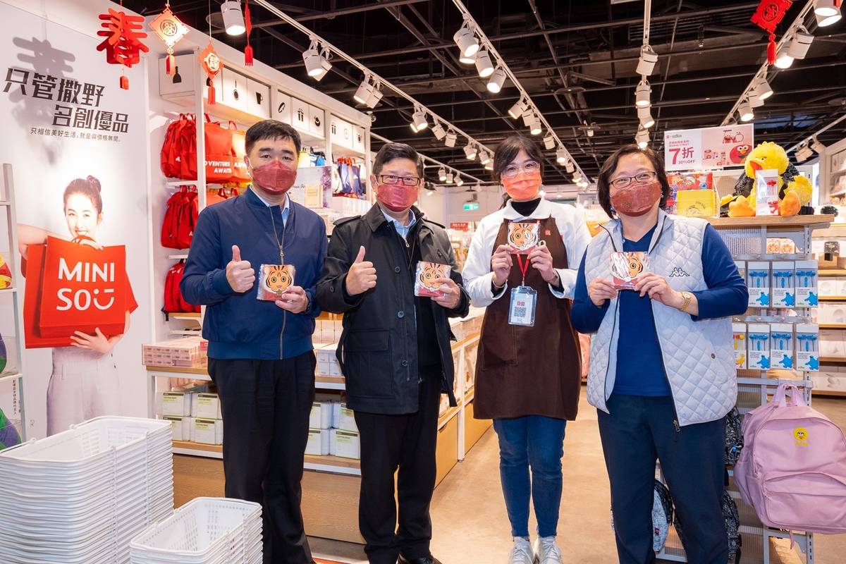 臺北市商業處高振源處長(左1)、臺北市產發局長林崇傑(左2)、保證責任臺北市台北地下街場地利用合作社盧寶鐘理事主席(右1)至台北地下街發放店家發財金合照 (臺北市商業處提供)