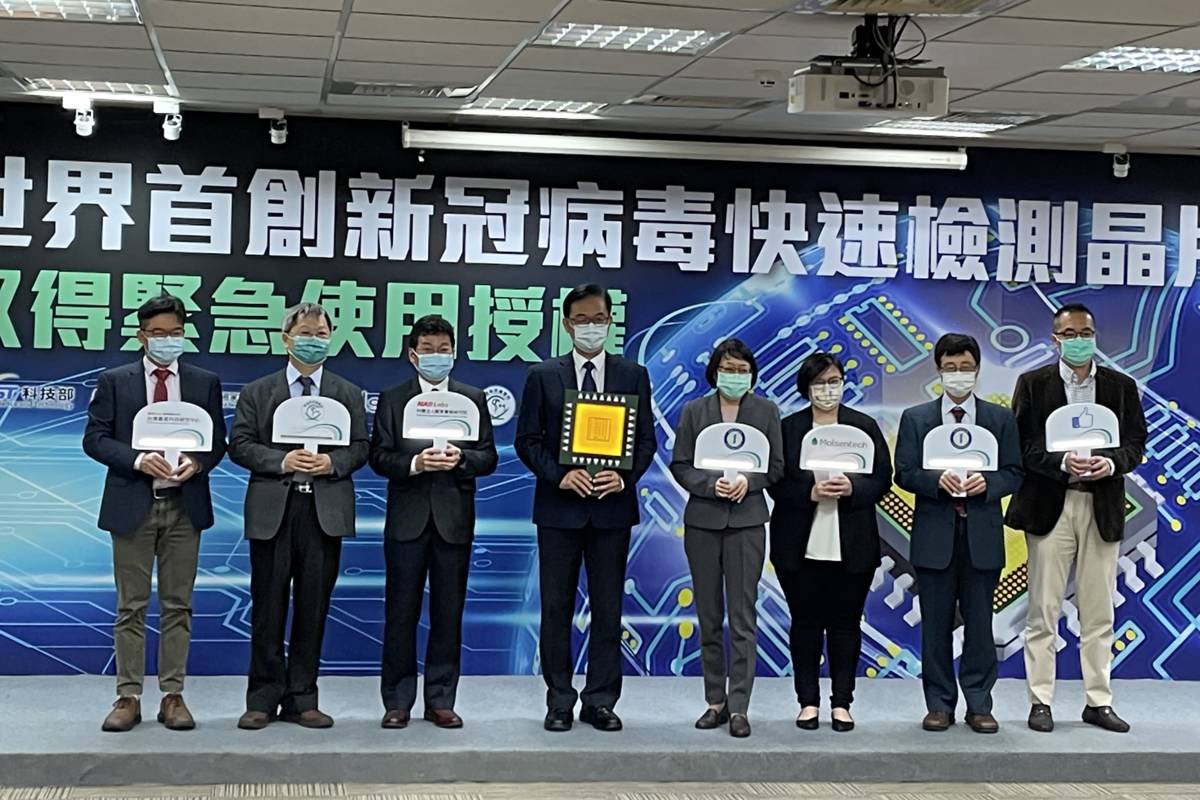 國家實驗研究院、中研院，以及矽基分子公司三方合作，共同開發出「新冠病毒快速檢測晶片」，最快3分鐘能檢測出病毒含量極低的早期感染者或無症狀患者。