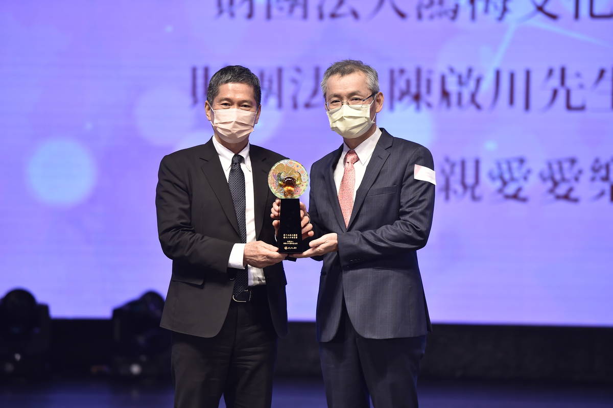 財團法人鴻梅文化藝術基金會獲第15屆文馨獎【藝文人才培育獎】，陳添順董事長上台領獎。