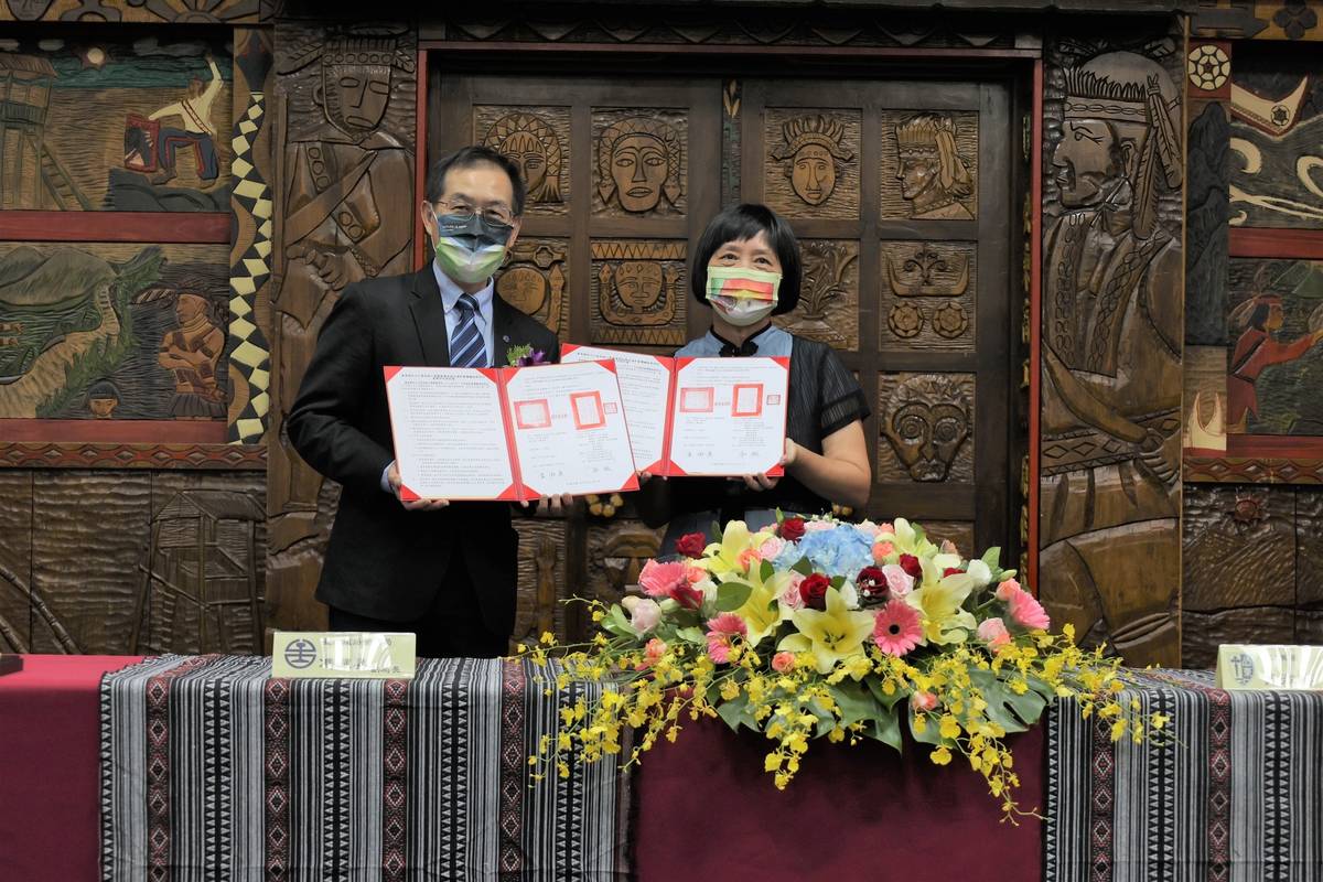 台鐵去年(110年)10月、11月與公東高工、民雄農工、屏東高工、沙鹿高工、羅東高工舉辦產學合作締約儀式，會中雙方共同承諾攜手推動產學合作，未來將培育在地軌道養護、車輛維修及電務號誌等鐵道基層專業人才。(台鐵局提供)